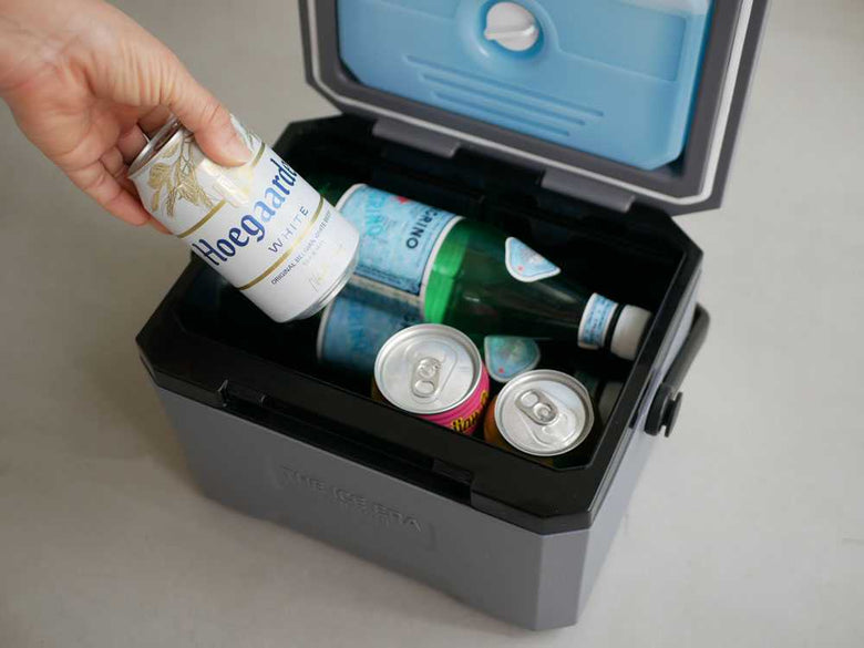 THE ICE ERA ハードシェルクーラーネオと飲料缶の写真