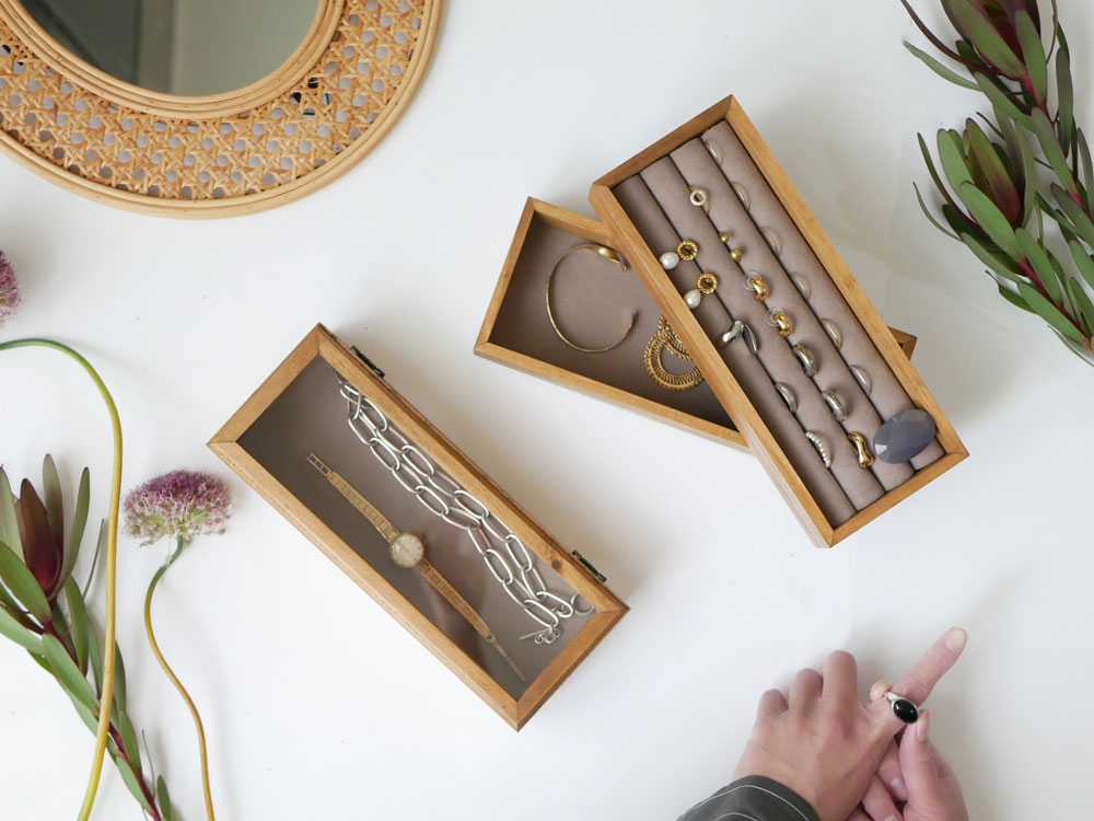 天然木と真鍮のアクセサリーケース