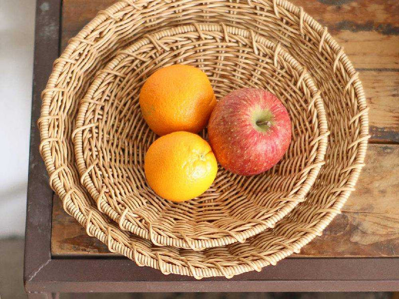 ユティルナイールのざるとアップルが入った籠