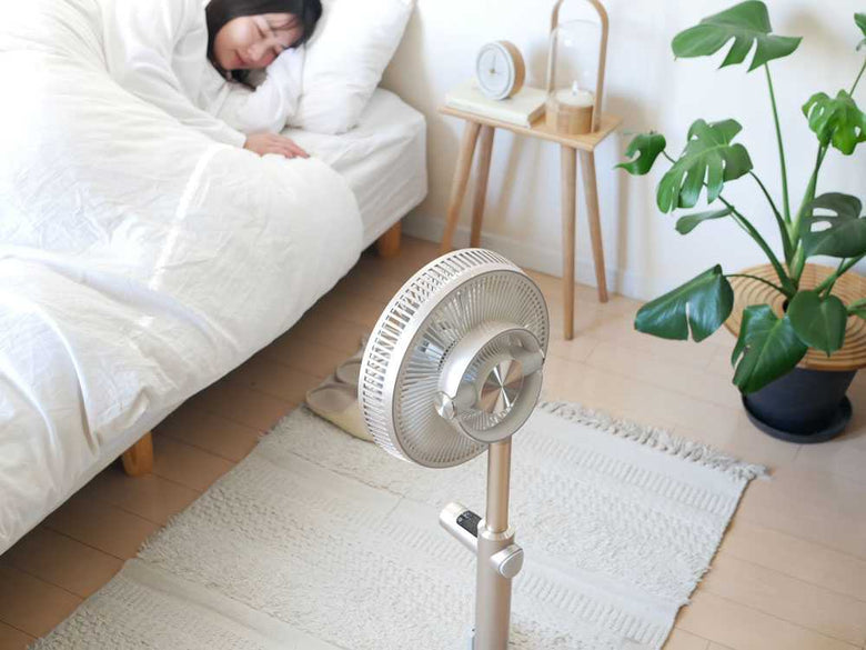 kamomefan+c liteの扇風機が木製フロア上に置かれている