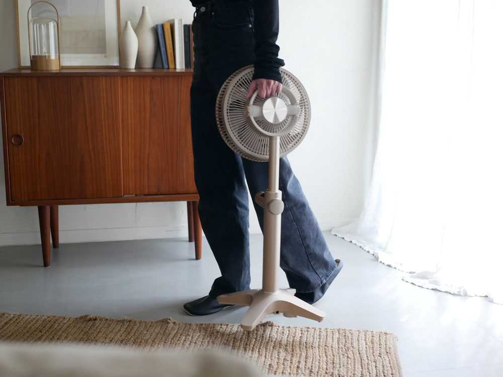 子供のいる木製フローリングの部屋に設置されたカモメファンと観葉植物