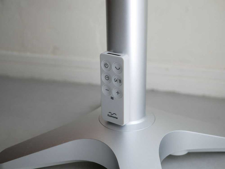 シルバーのKamomefan+c lite 電子ファンとケーブル