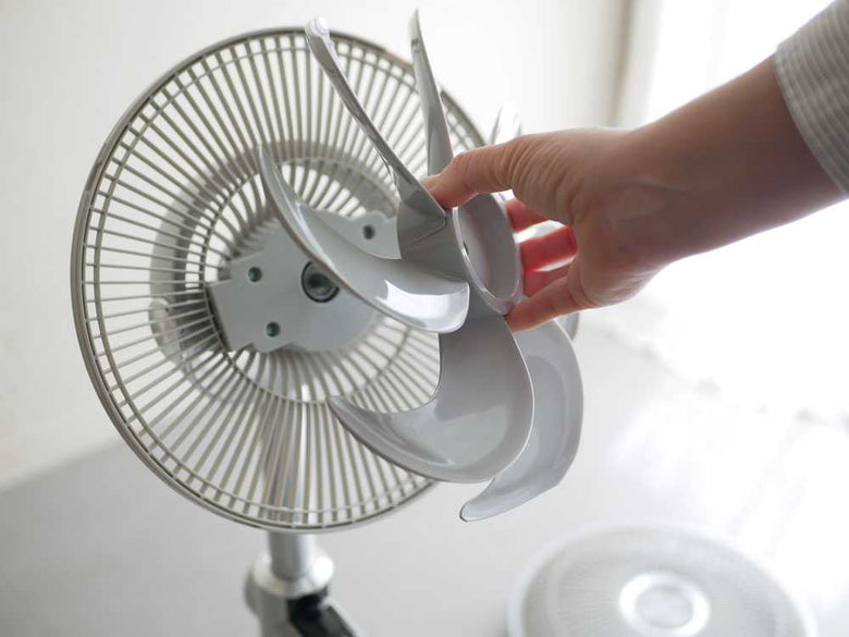 シルバー色のプロペラを持つ扇風機