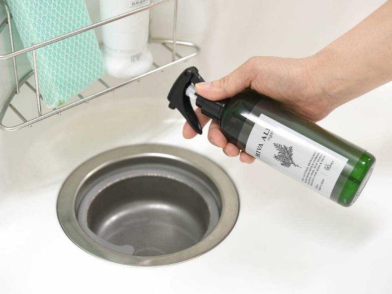 シンク上にHIVA ALLを含む複数の瓶と石鹸ディスペンサーが配置されている