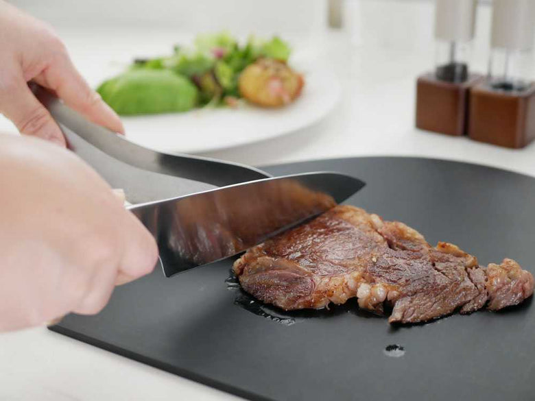 hast. キッチンツールシリーズのナイフと食材が並ぶ