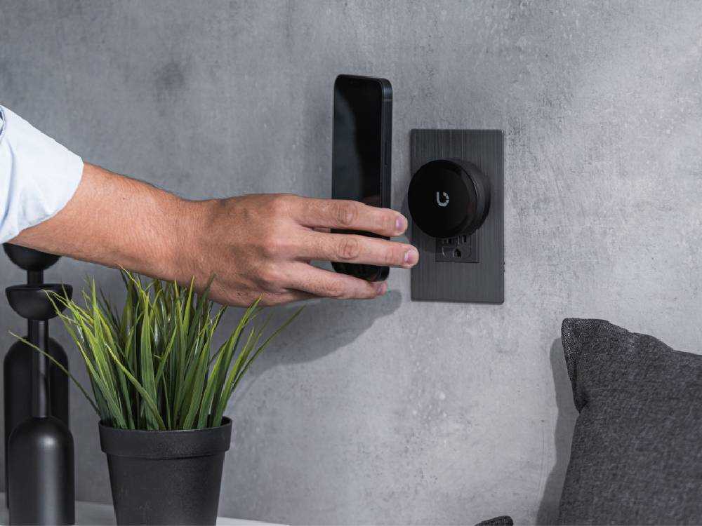 BEZALEL Prelude XSとXRが一体化したマグネット充電器