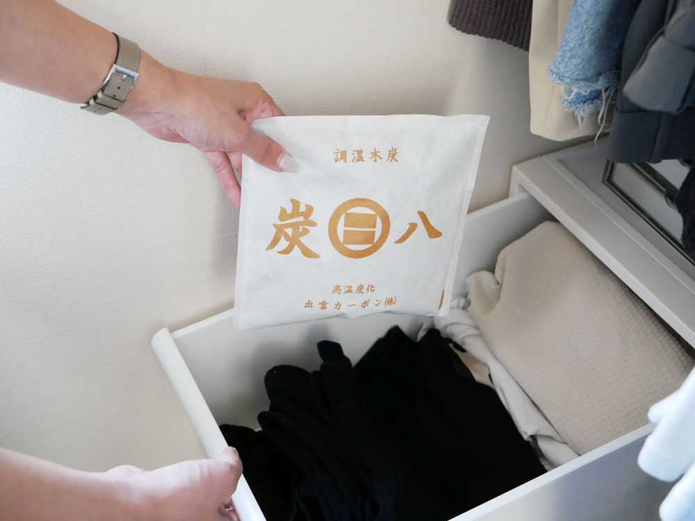 調湿木炭炭八の小袋と3リットル容器