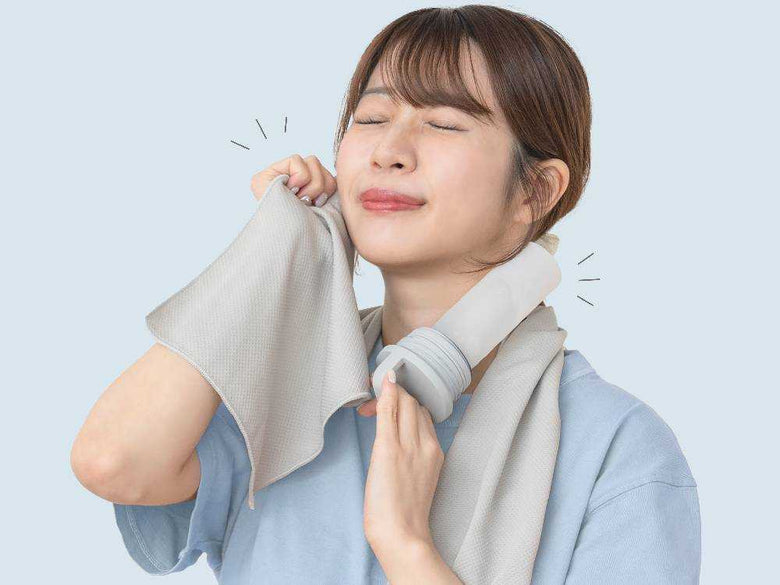 手首や肘に巻いたヒヤシーナ冷却タオル