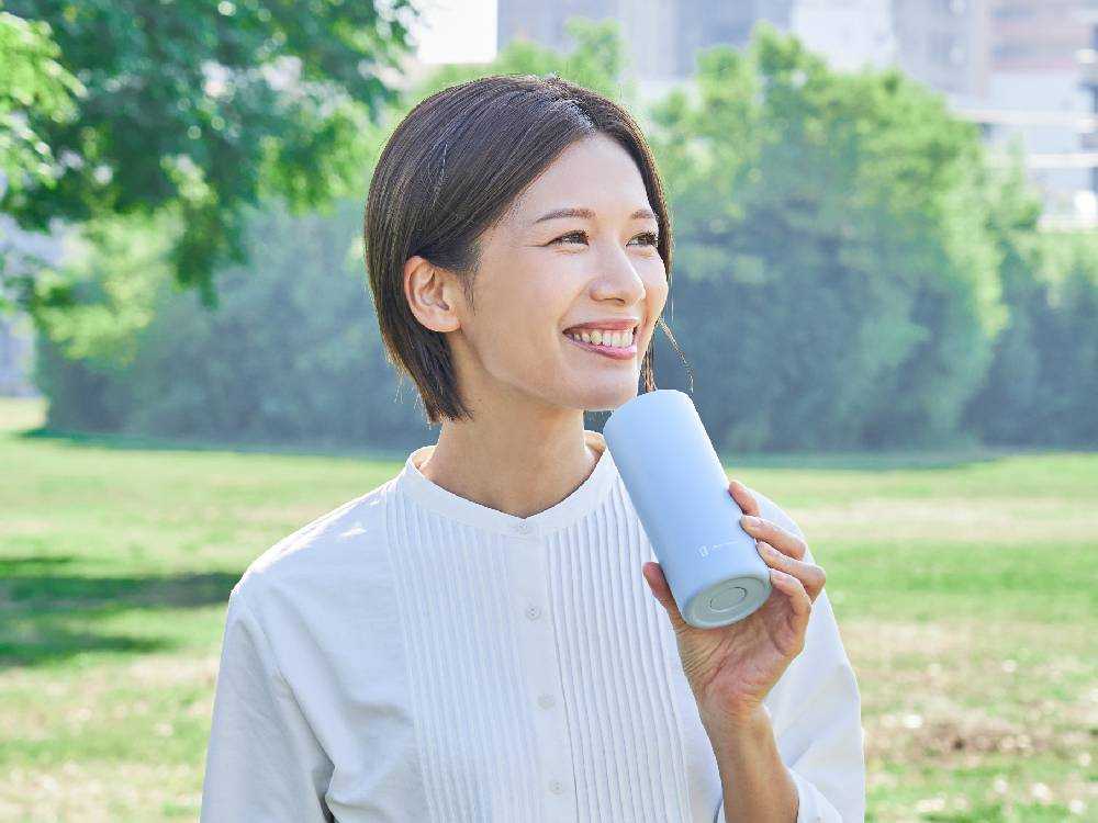 自然の中でヒヤシーナの氷タオルを使用し笑顔を見せる人々