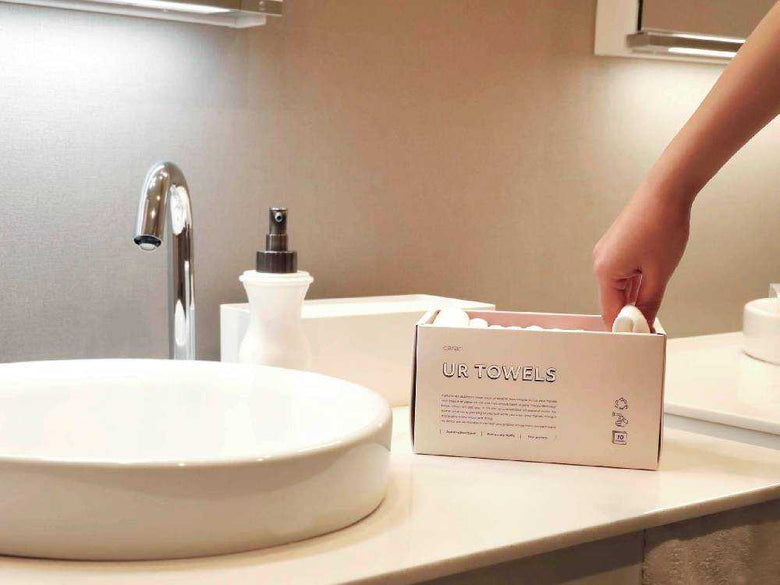 シンクと蛇口、洗面用品、ユアハンドタオルが置かれたバスルーム