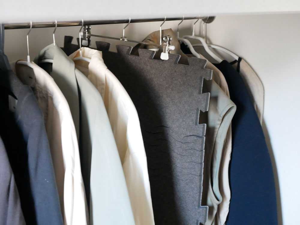 クローゼット内に吊るされたエアジョブ防ダニ吸湿マット