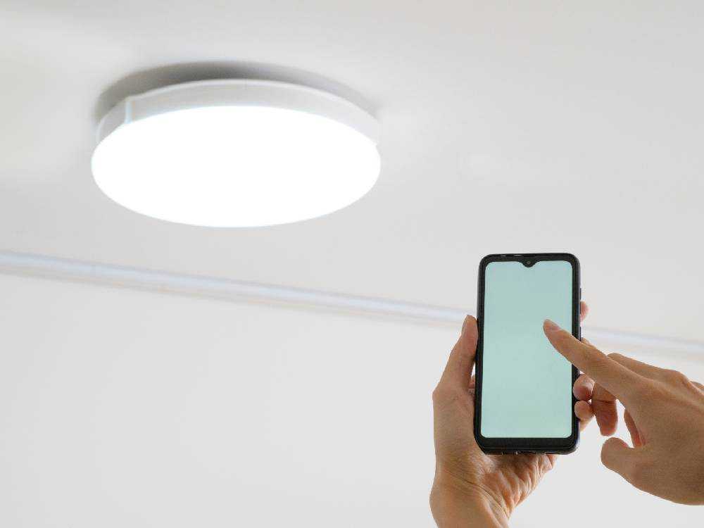 UZUKAZE 3照明器具とリモコンの画像