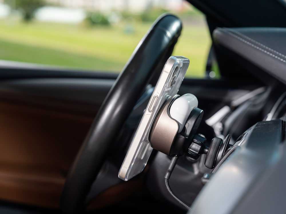 BEZALELのカーチャージャーとマウントが取り付けられた車内