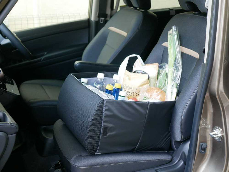 ミニバンの座席に取り付けられた荷物転落防止クッション