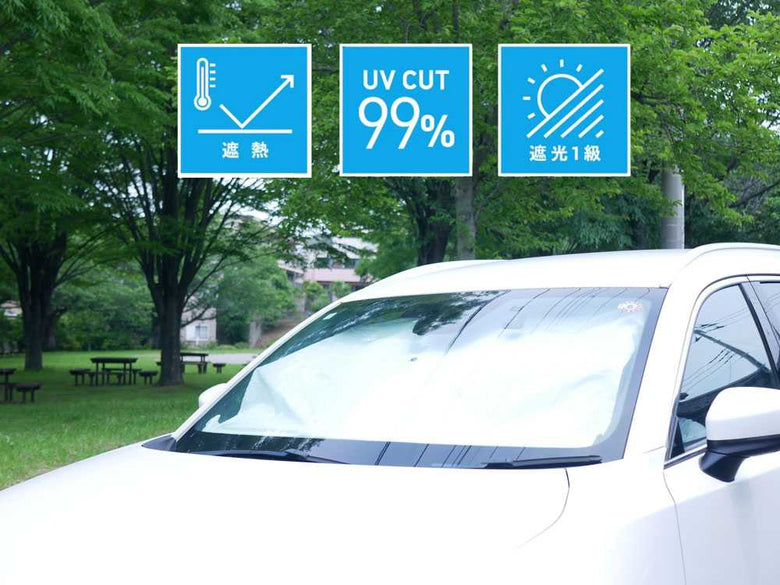 SUVのフロントガラスに取り付けたCARFITYサンシェード