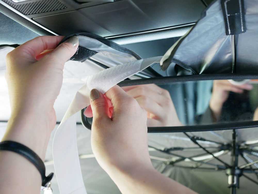 CARFITY遮夏カーシェードが車内に設置された様子