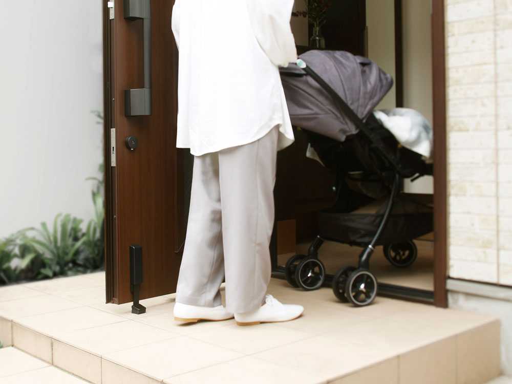 子供がいる部屋の床に置かれたマーナ製ドアストッパー