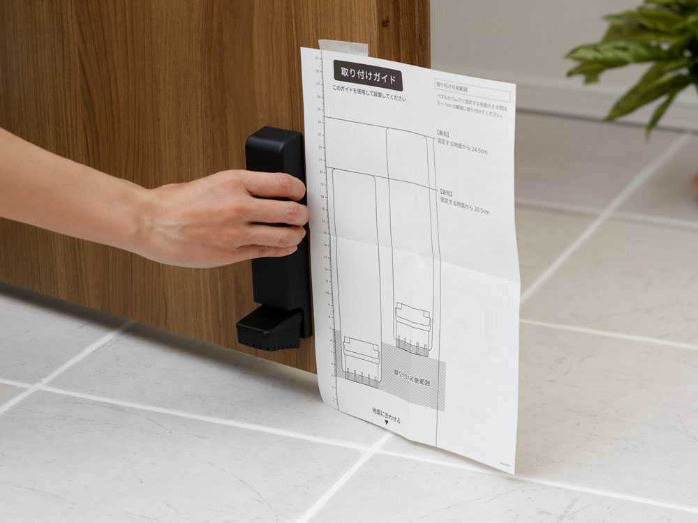 マーナのABS樹脂製ドアストッパーがドアに取り付けられている