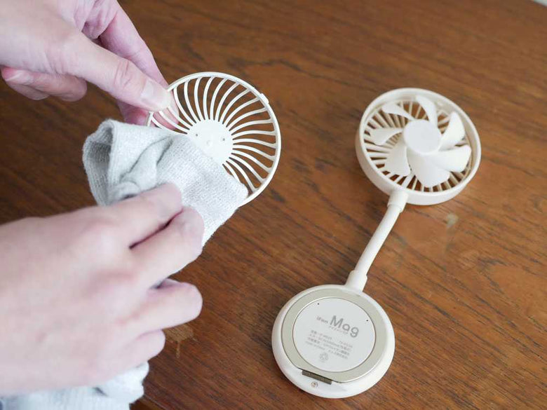 幼児がアイファンマグで食事中