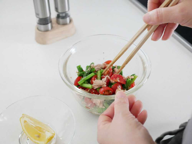 HARIOの耐熱ガラス丼鉢にサラダと箸が入っています