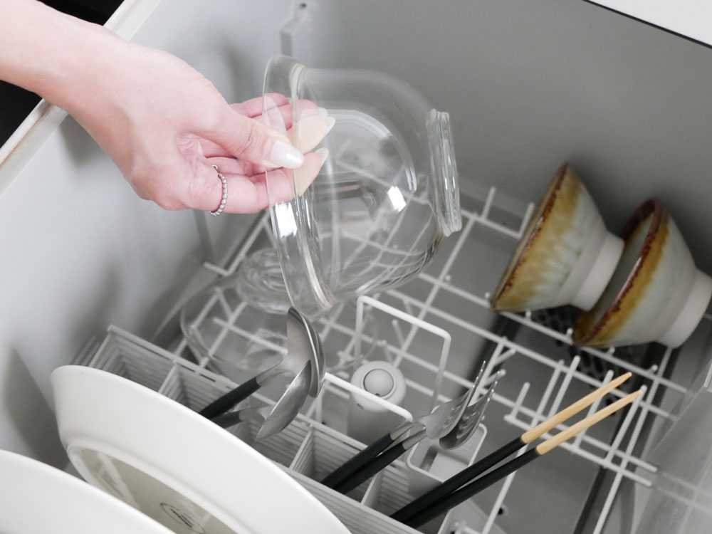 ハリオのガラス丼鉢がキッチンに並ぶ様子