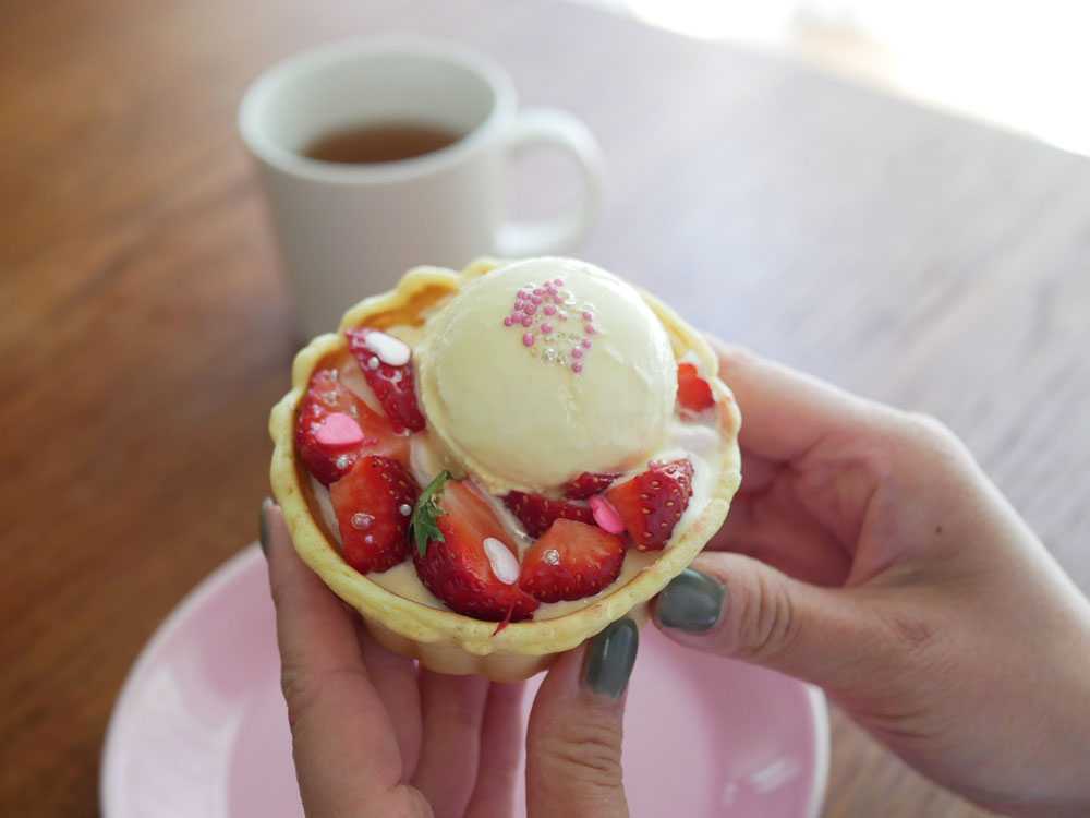 トフィーの食べられる器に盛られたアイスクリームとフルーツ