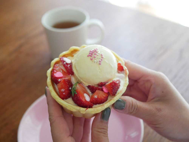 トフィーの食べられる器に盛られたアイスクリームとフルーツ