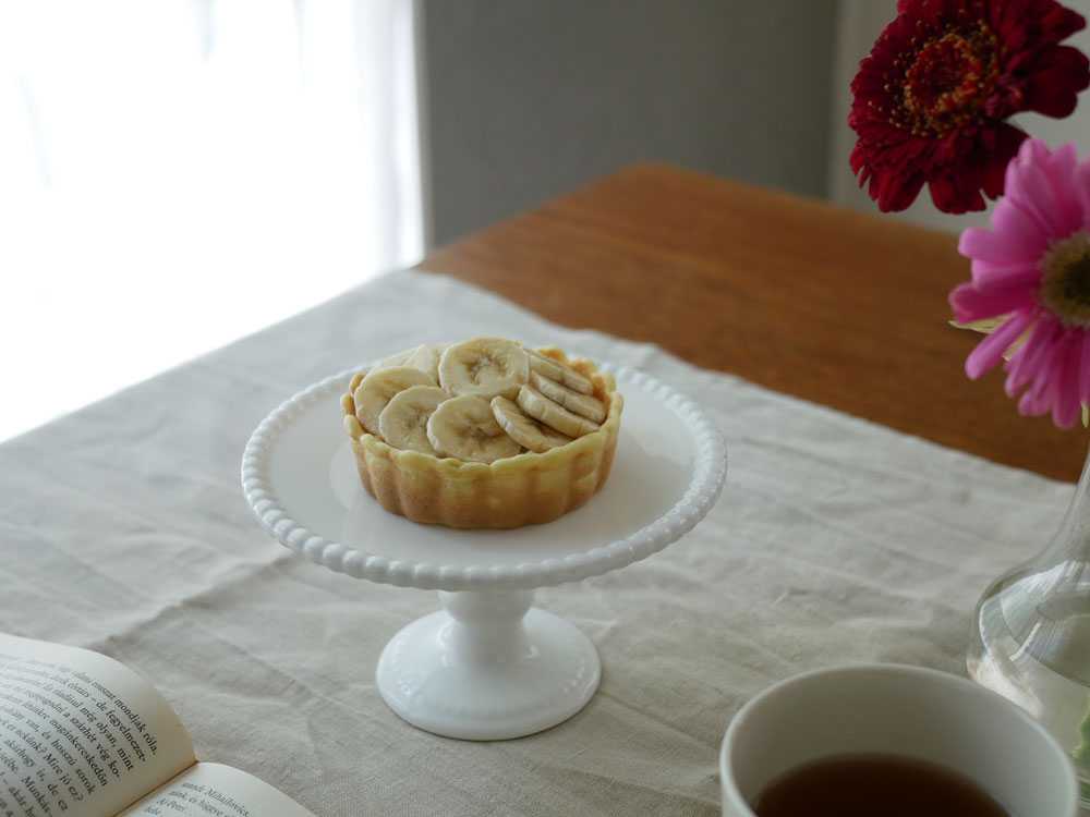 トフィーの食べられる器とデザートが並ぶ食卓