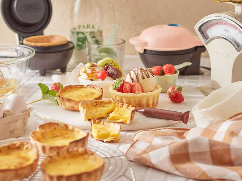 トフィー製食べられる器とフルーツが並ぶテーブル