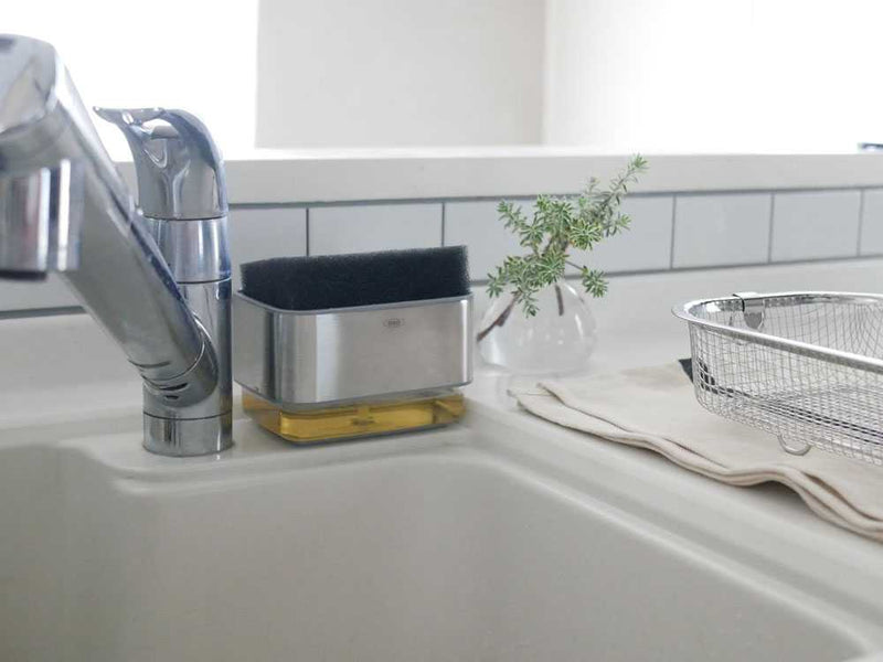 OXOのキッチン用ソープディスペンサー付きスポンジホルダー