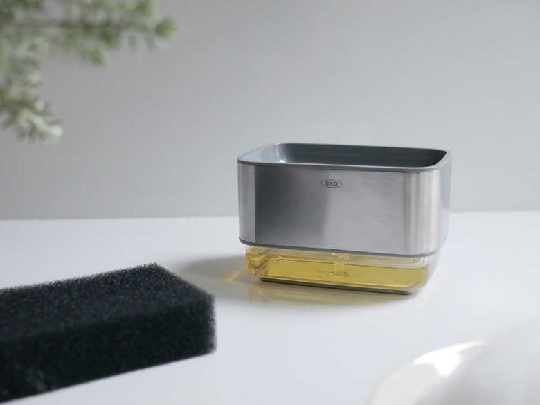 OXOのステンレス製スポンジホルダーとソープディスペンサー