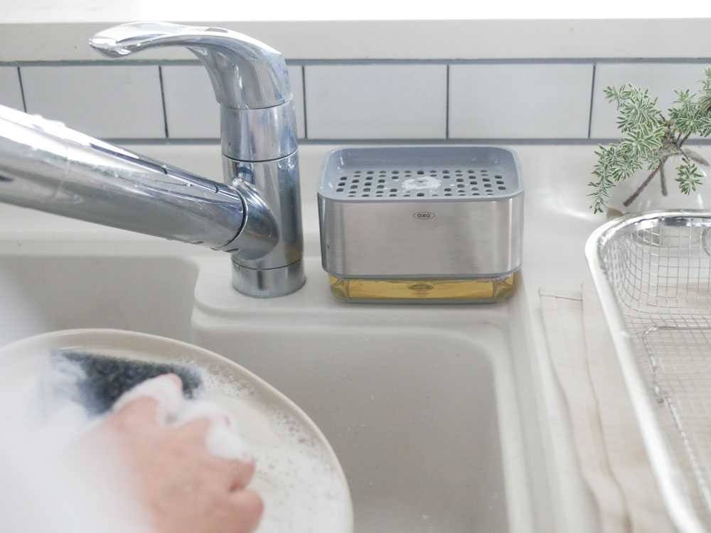 キッチンシンクに置かれたOXOスポンジホルダーとソープディスペンサー