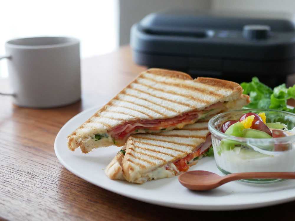 ワッフルとサンドイッチを作るホットサンドベーカー
