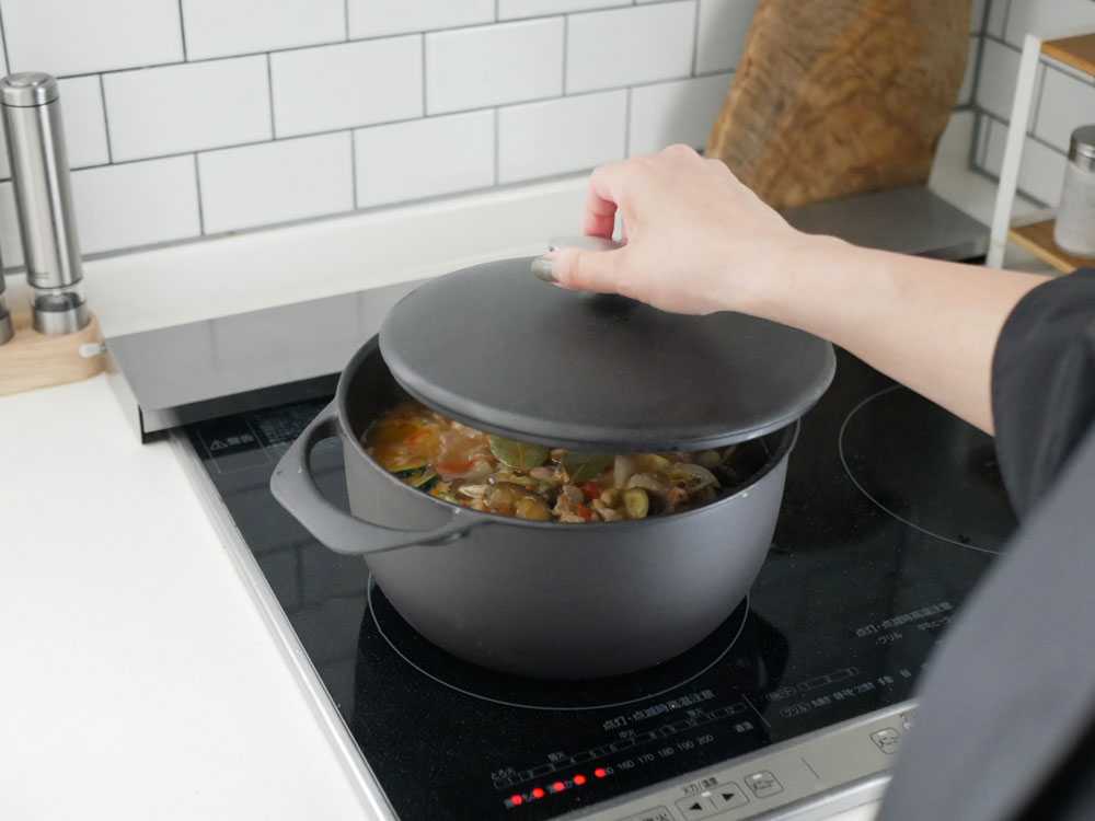 UNILLOY軽い鋳物ホーロー鍋と蓋