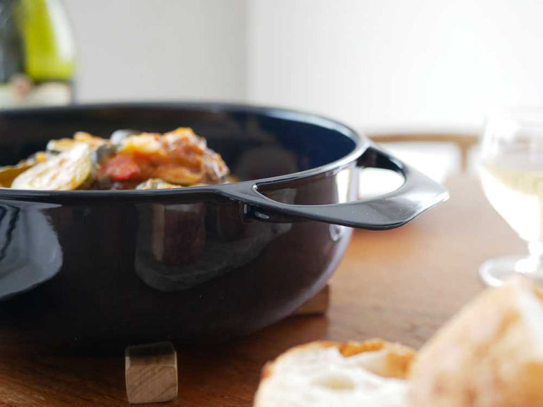 UNILLOYの軽い鋳物ホーロー鍋で料理中