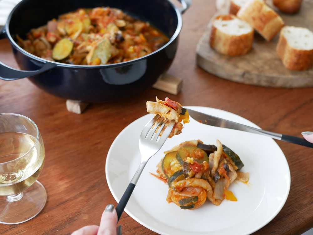 UNILLOYの軽量ホーロー鍋と調理中の料理