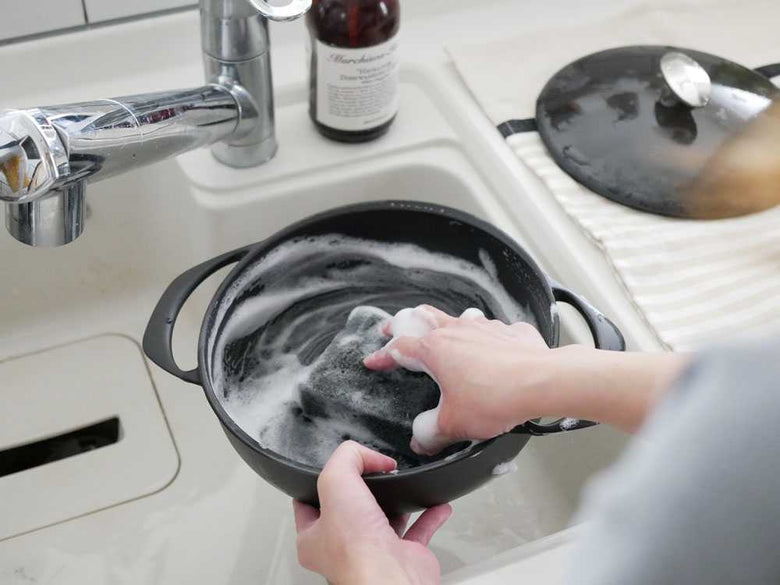 軽量鋳物ホーロー鍋のセット（鍋と蓋）