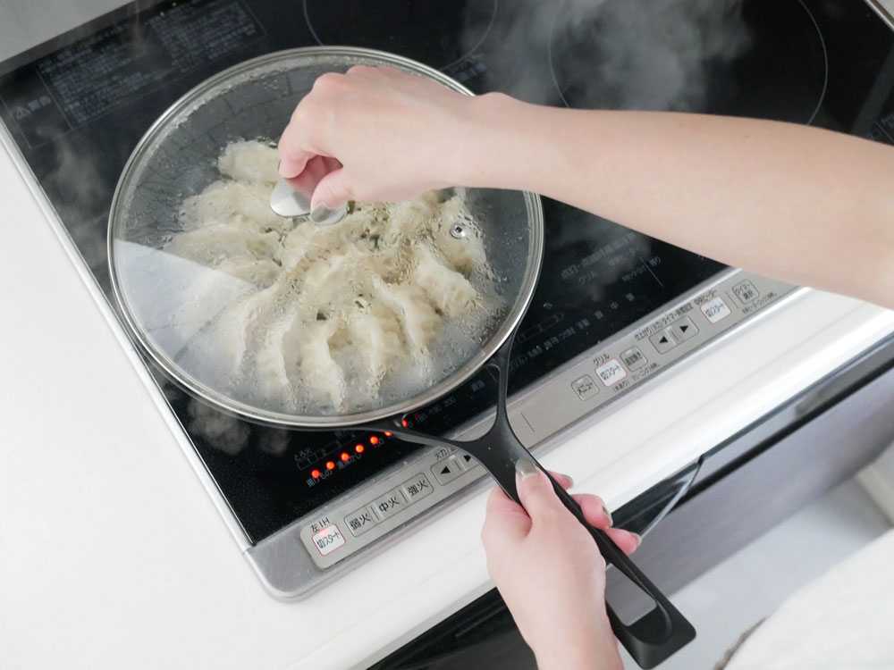 軽量鋳鉄製26cmと28cmのフライパンとガラス蓋