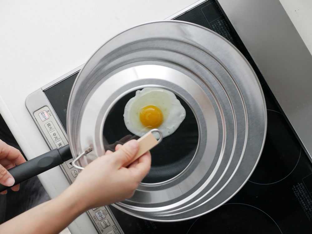 藤田金属のLidフライパンカバーを使用した調理風景