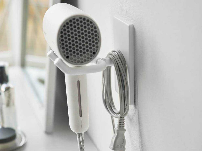 towerタワーの角度調節ドライヤーホルダーが壁に設置されている