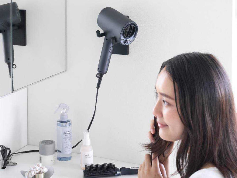 壁に取り付けられた角度調節ドライヤーホルダー