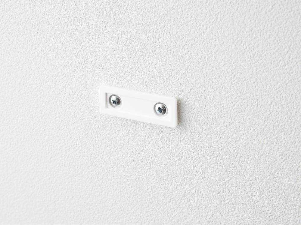 壁に取り付けられた角度調節ドライヤーホルダー