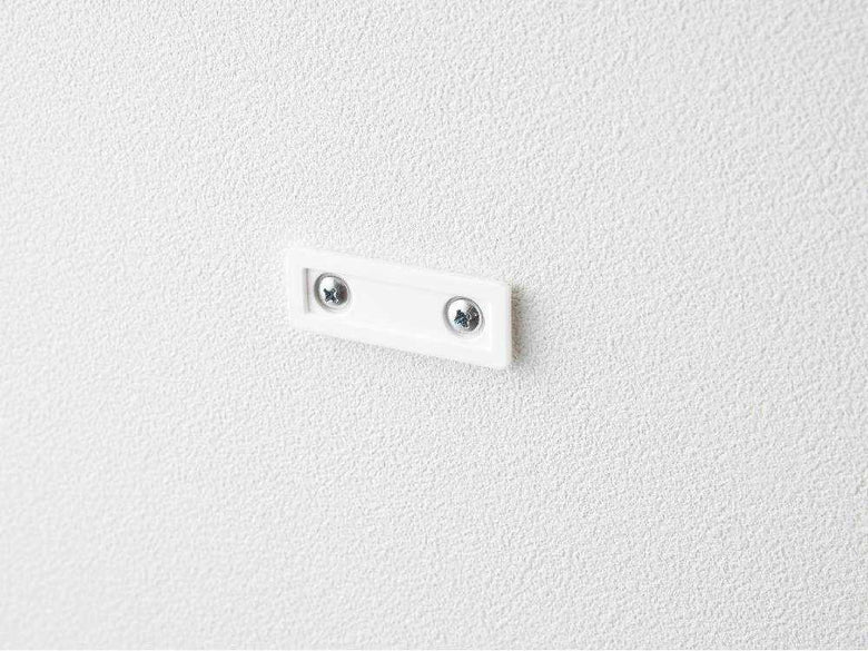 壁に取り付けられた角度調節ドライヤーホルダー