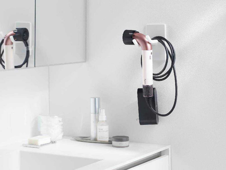 タワー型ウォール角度調節ドライヤーホルダーが壁に設置されている