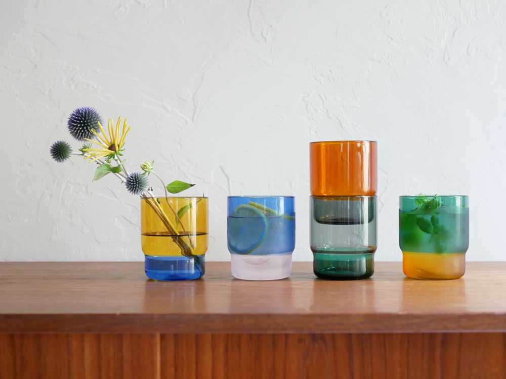 耐熱ツートーンスタッキンググラスが積み重なっている