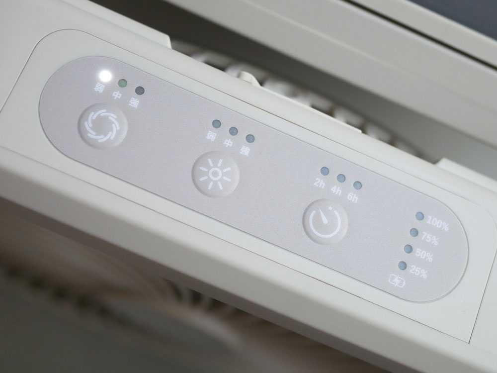 エイミーコードレスソーラーファン グレーの製品画像