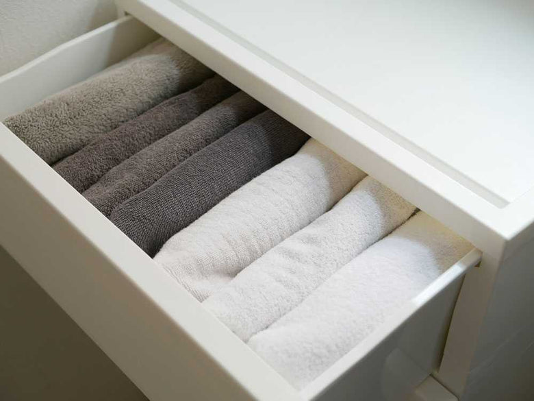 白色の壁掛け3段チェスト