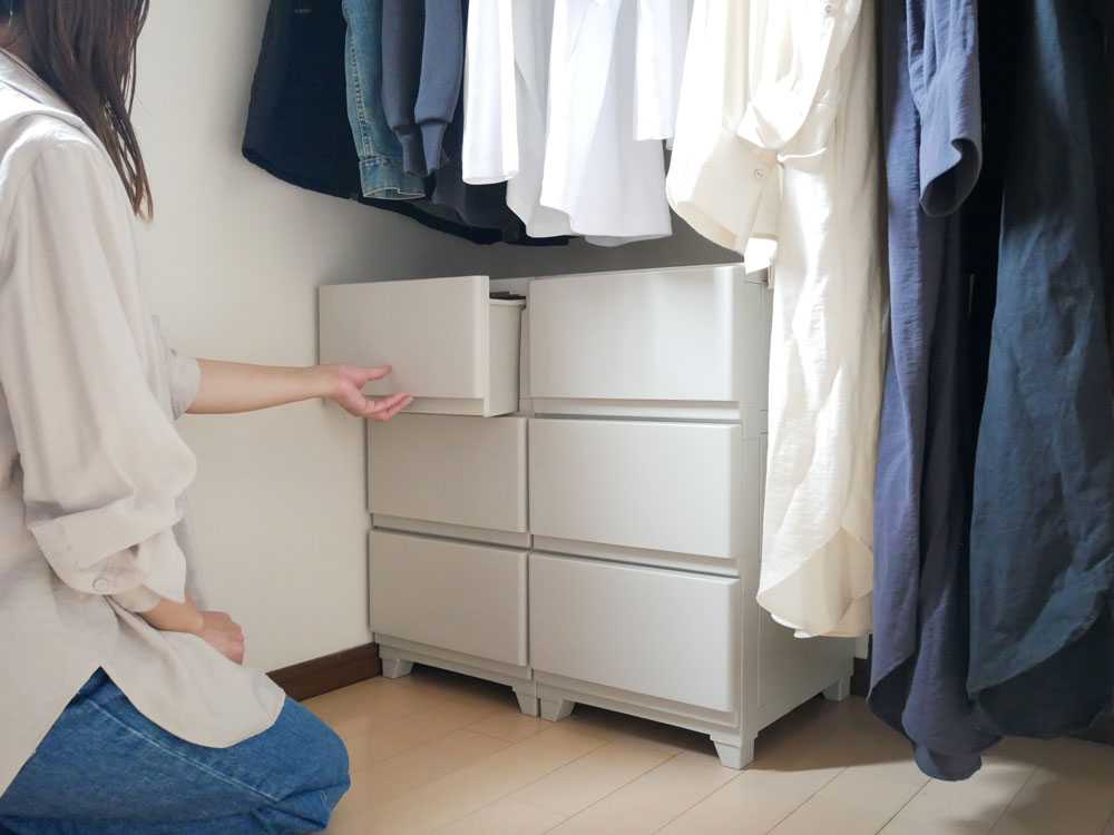 壁に取り付けられた3段のホワイトチェスト