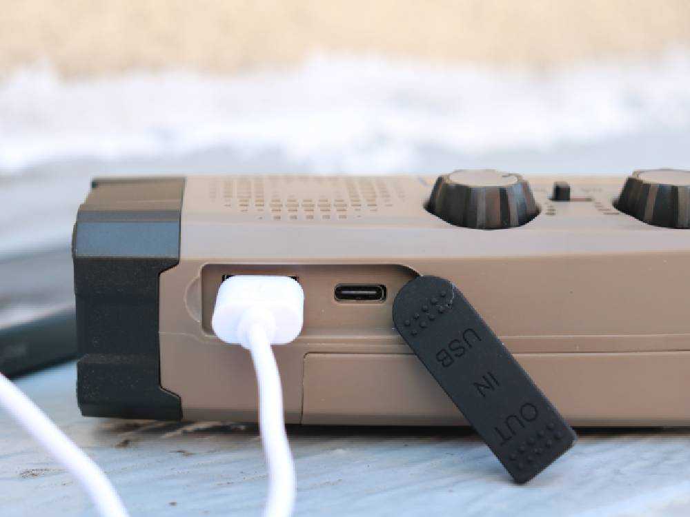 RELAX多機能防災カラビナラジオ本体