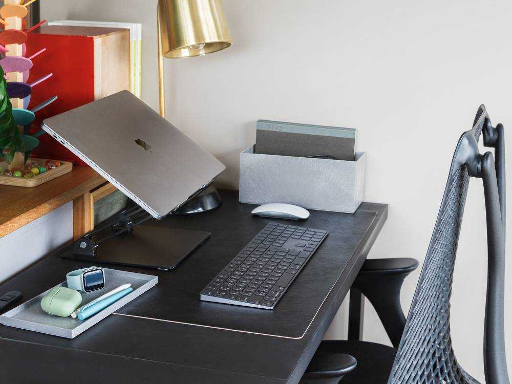 オフィスデスク上に置かれたタイディアップボックス